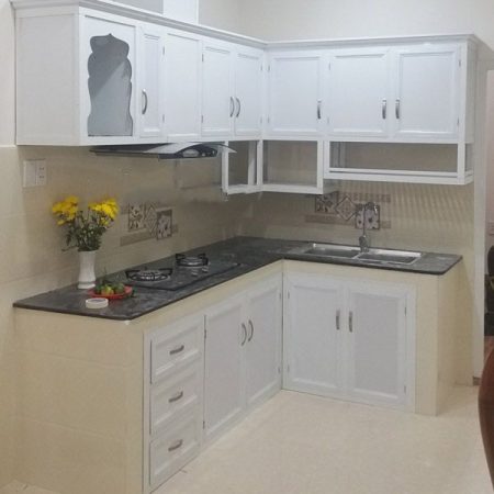 mẫu tủ bếp nhôm kính màu trắng sứ