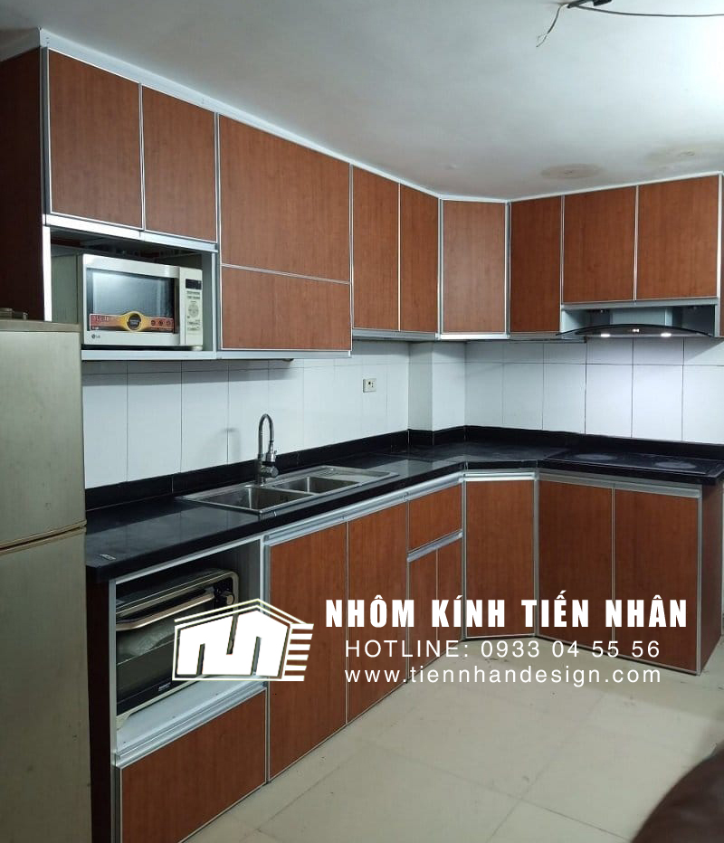 tu-bep-nhom-kinh-tien-nhan-2024-2 Tủ bếp nhôm kính giả vân gỗ