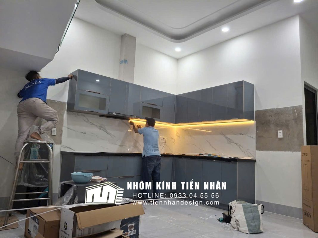 tủ bếp nhôm kính chữ L
