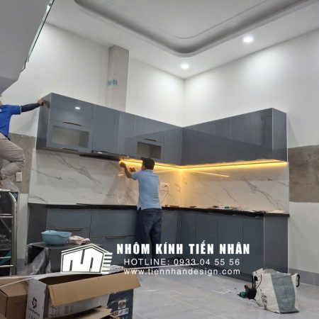 tủ bếp nhôm kính chữ L