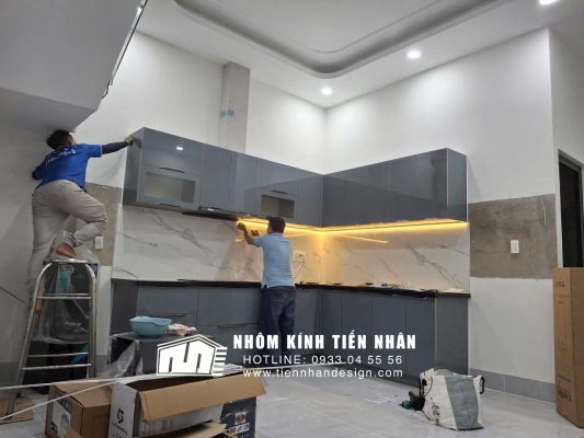 tủ bếp nhôm kính chữ L