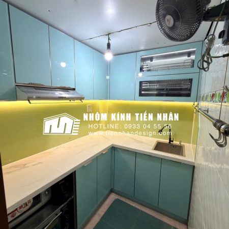 tủ bếp nhôm kính chữ L